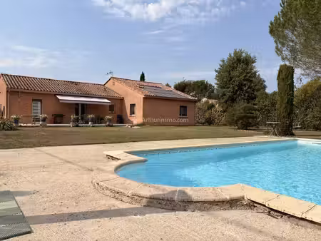 villa de plain-pied avec piscine brens