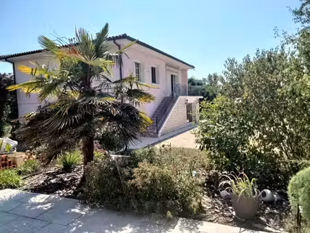 villa avec piscine et espace détente