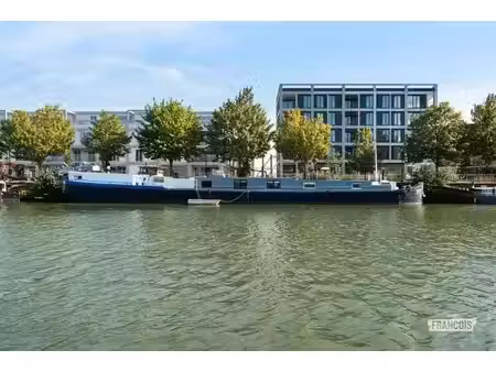 péniche rénovée de façon moderne à vendre dans un emplaceme…