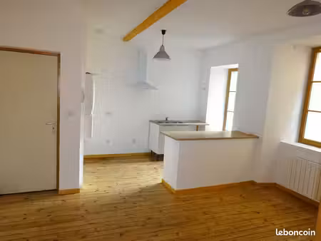 f2 entièrement rénové dans le centre hstorique  st. bonnet le château