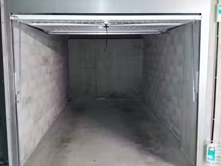 garage box fermé dans une résidence sécurisée