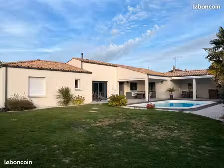 villa contemporaine de plain pied avec piscine chauffée