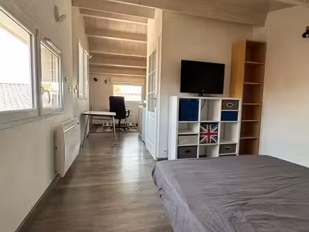a la jarne à 10 km de la rochelle  chambre 15m2 très claire et calme   avec kitchenette  l