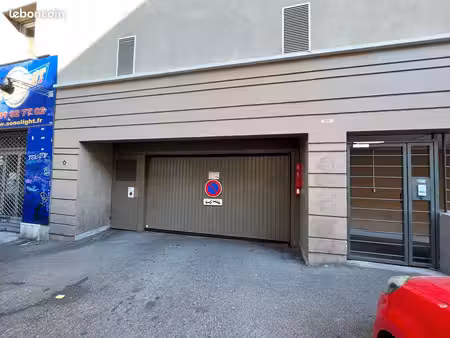 box fermé 25m² pour 2 véhicules à 2 pas de castellane