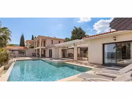 maison contemporaine avec piscine et jardin châteauneuf-grasse (06)