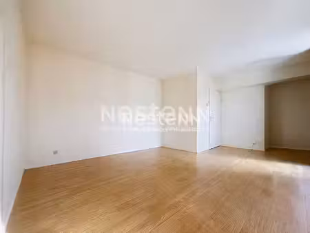 guyancourt : grand studio de 31 m² à louer avec balcon et parking