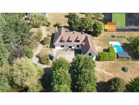 secteur dole  vends belle et grande propriété avec gîte  12 pièces  avec un terrain  pisci