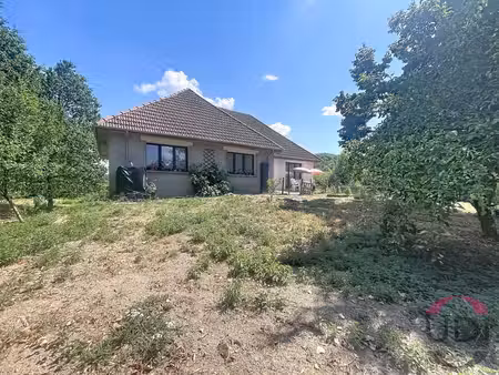 maison d'habitation avec sous-sol total  bel environnement naturel