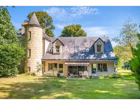 maison de maître à rénover sur 10 hectares boisés.