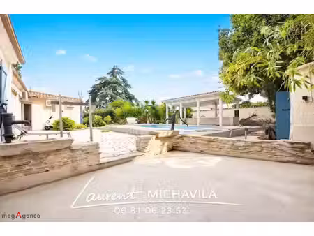 belle villa climatisée 150 m² -- 4 chambres -- piscine -- garage -- dépendances