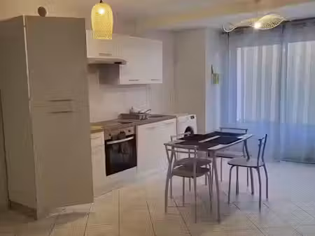 location meublée appartement 2 pièces 53 m² à chassieu (69680)  1 065 €