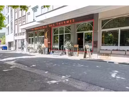 commerce idéalement situé au coeur du centre de spa
