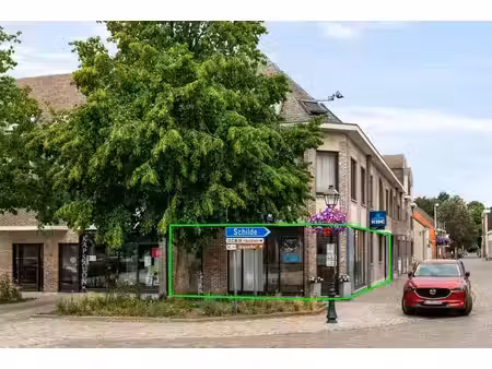 lichtrijk handelsgelijkvloers met 3 kantoorruimtes op een...