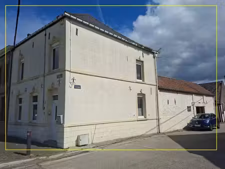 maison avec son grand garage  3 chambres- faire offre apd 19