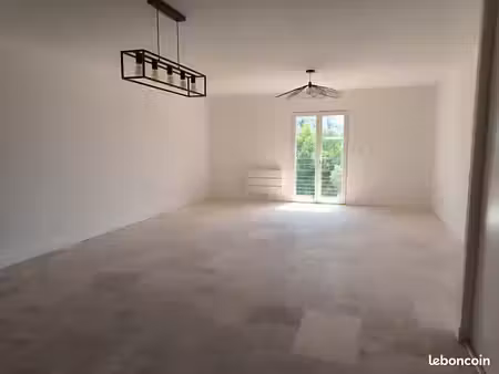 appartement 3 pièces neuf dans une bâtisse de charme avec accès indépendant et parking pri