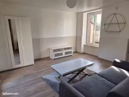 studio rénové et meublé  avec jardin  proche toutes commodités et gare de maule