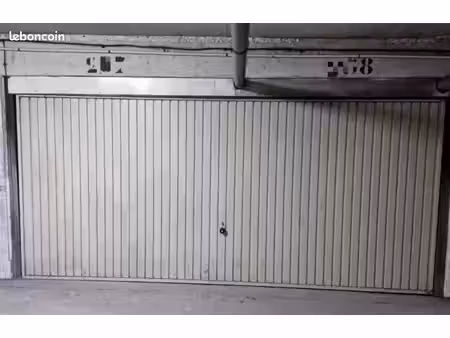 deux places de parking à louer dans un box fermé