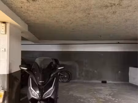 parking moto privé