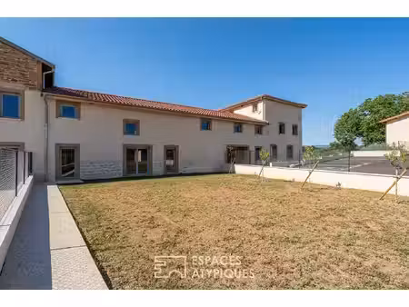 plateau à aménager avec jardin et stationnements