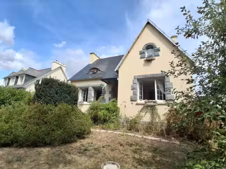 maison familiale avec sous-sol et beau terrain