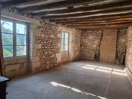 authentique maison en pierre à rénover – fort potentiel au cœur de montlouis-sur-loire