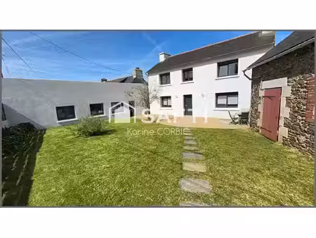 du charme pour cette maison renovée avec dependances garage et atelier  600m2 de jardin