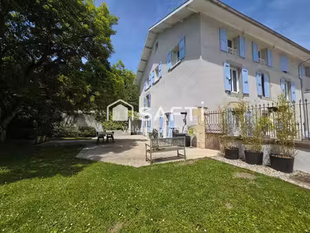 tullins - maison de caractère de 300m² habitables avec jardin arboré.