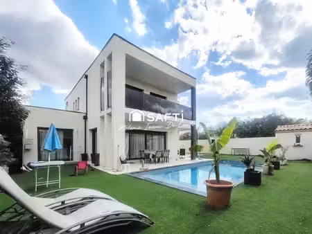 maison contemporaine lumineuse avec piscine.