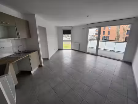 à louer t3 avec balcon et 2 places de parking saint-jory