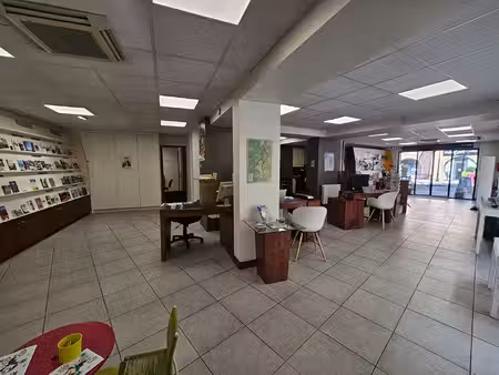 local commercial le pont de beauvoisin 128 m2