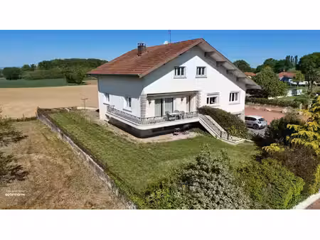 maison de caractère de plus de 220 m² avec appartement indépendant – entre mâcon et bourg-