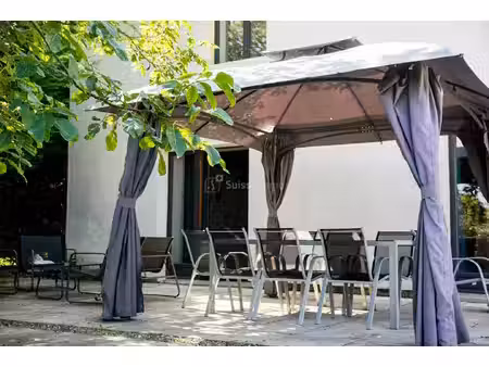 beaux volumes pour cette maison avec agréable terrain et grande dépendance