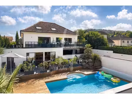 villa contemporaine climatisée avec piscine et sous-sol complet