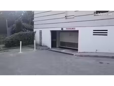 grand parking box fermé et sécurisé 18m2