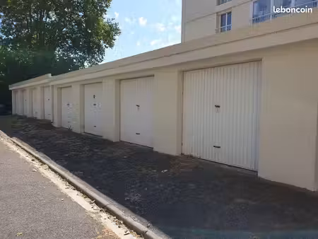 garage / box à louer 14.7 m² – aix-en-provence entre hôpital / axiom (rocher dragon)
