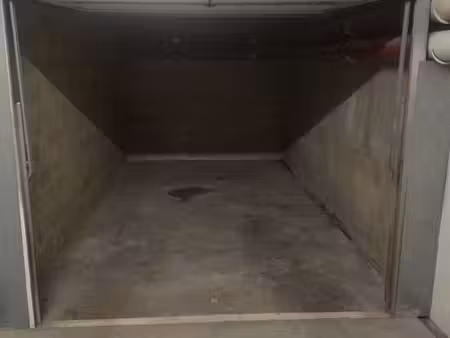box fermé avec borne recharge voiture électrique