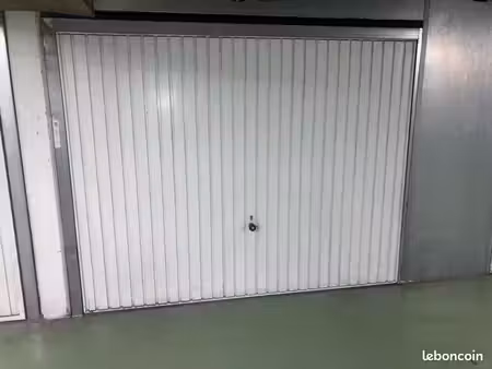 box fermé 13 5m2 proche porte de bagnolet