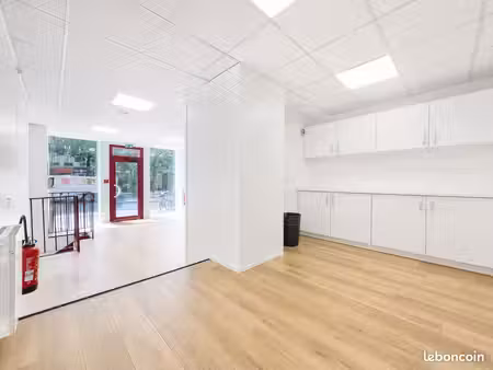 local commercial / boutique / location / rue la fayette / métro poissonnière / 50 m²/ très