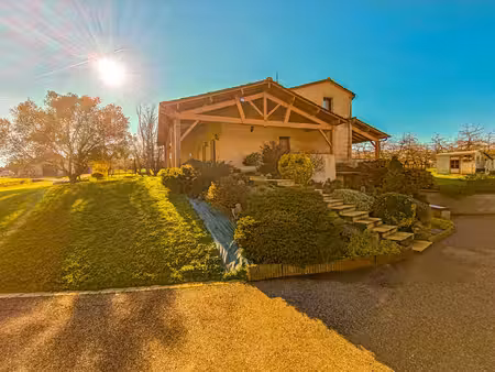 sur les hauteurs  maison de 135 m² avec vues  3 chambres  terrasses  garage  sur terrain..