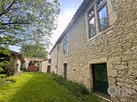 dans un beau village proche de saint clar  maison en pierre ancienne avec son jardin...