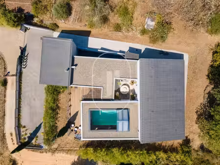 villa d’architecte à vendre  avec piscine intérieure et vue sur les cévennes