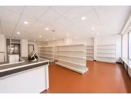 local commercial polyvalent de ± 210 m² avec réserves  2 pa…