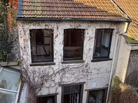 petite maison derrière une maison en pierreuse