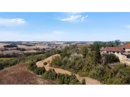 ensemble immobilier dans village authentique