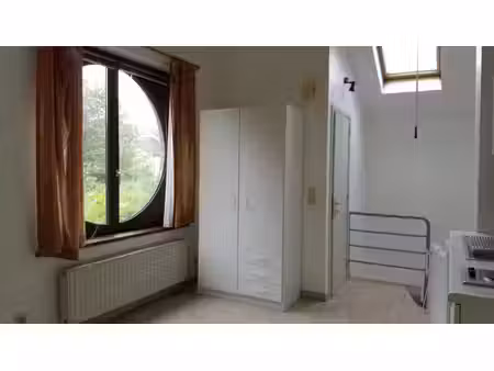 studio avec vue sur jardin