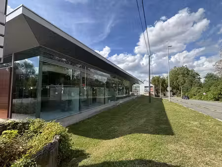 superbe showroom avec nombreux bureaux - 1000m2