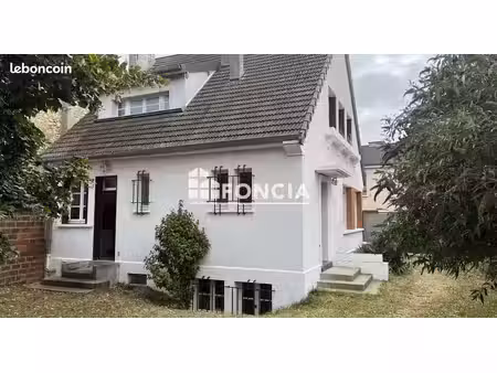 en plein centre ville de bonnieres sur seine au calme maison sur sous-sol avec un grand ga