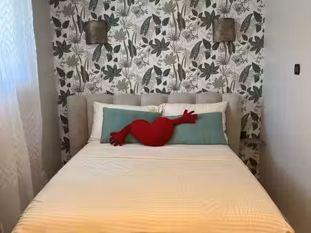 un grand studio meublé