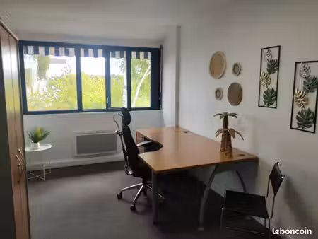 a louer bureau de 14 m2 meublé et décoré à elancourt/trappes