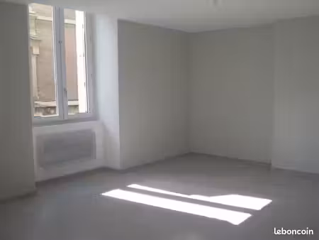 appart 3 pièces rdc avec parking et cour
